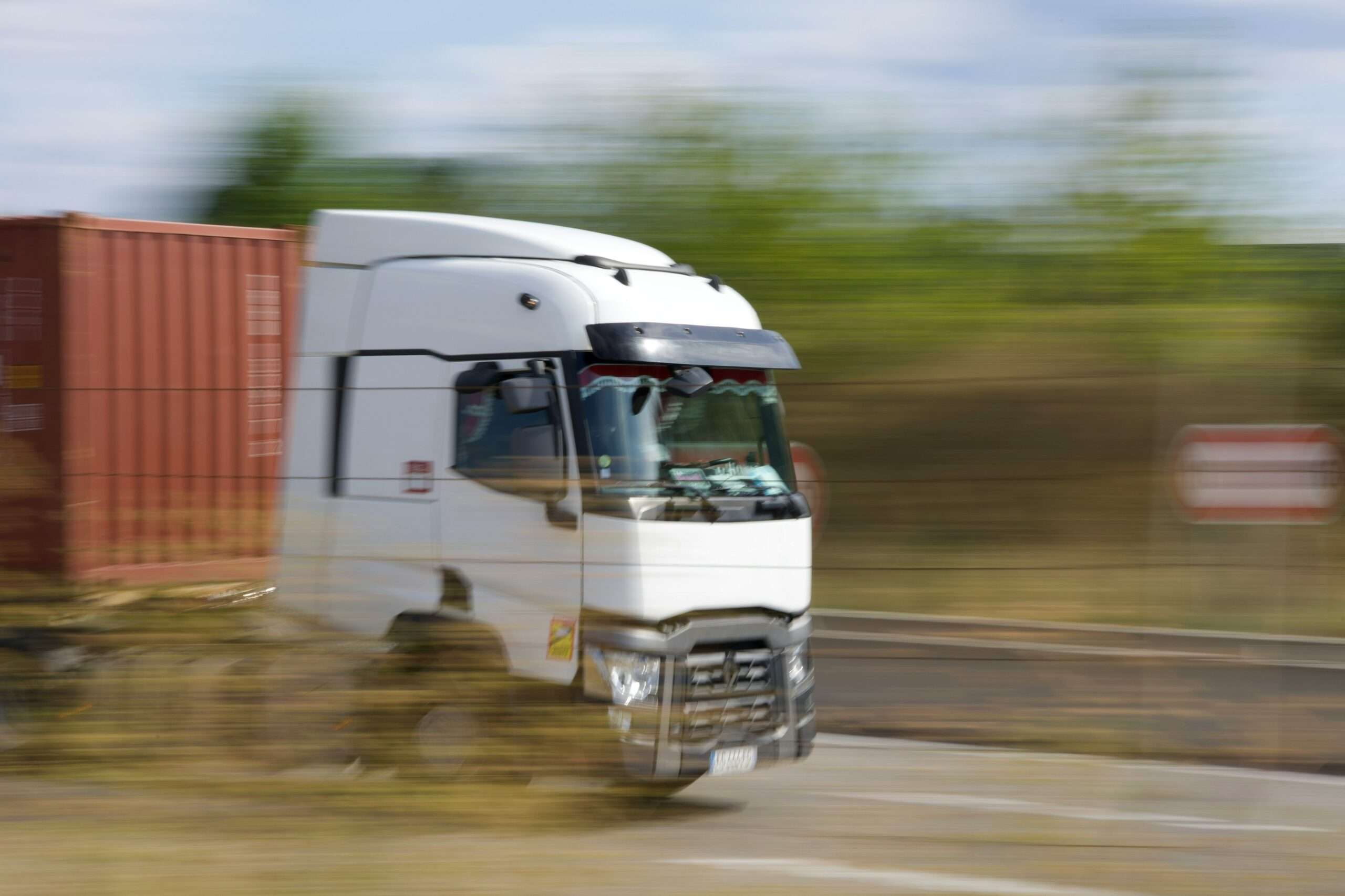Dedicated road freight vehicle